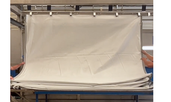 Gereinigte Dachplane noch h&auml;ngend in der Anlage.