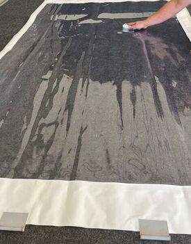 Transparente Planen werden nachgeputzt.