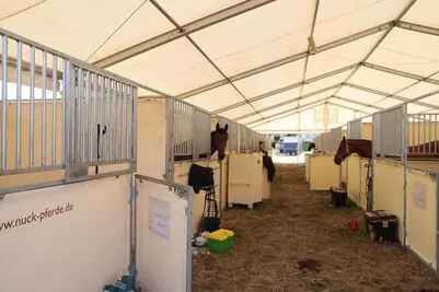 Reitstallzelt mit Stallgasse