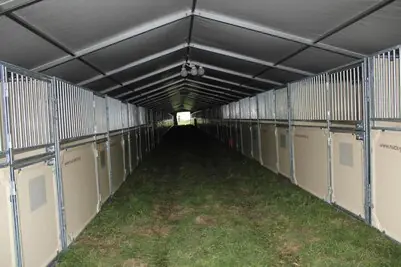 Stallgasse im Reitstallzelt