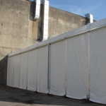 Regenrinne und Anbindung des Lagerzeltes an bestehende Gebäude